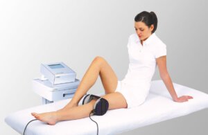 Magnetfeldtherapie-Gerät MAG Expert mit Intensivapplikatoren-Set in der Anwendung